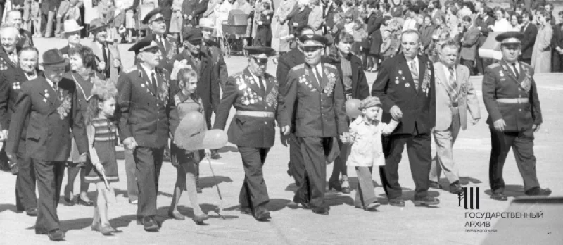 Парад ветеранов 9 мая на Октябрьской площади. Пермь, 1980 г.