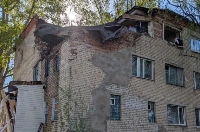 У здания общежития провалилась часть крыши, посыпалась кирпичная кладка.