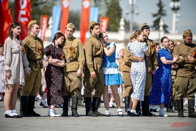 Акция на ВДНХ открыла серию праздничных мероприятий «Молодежи Москвы», включая проекты «Улица Героев» и «Цветы Победы».