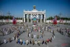 У арки Главного входа ВДНХ 5 мая прошла масштабная акция, объединившая 400 студентов столичных колледжей. Стилизованные наряды 1940-х годов воссоздали атмосферу победного мая и подчеркнули преемственность традиций.