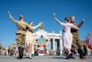 Площадь перед аркой Главного входа стала сценой для рекордного количества участников — 200 пар со всей Москвы.