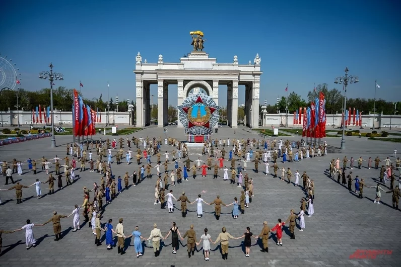 У арки Главного входа ВДНХ 5 мая прошла масштабная акция, объединившая 400 студентов столичных колледжей. Стилизованные наряды 1940-х годов воссоздали атмосферу победного мая и подчеркнули преемственность традиций.