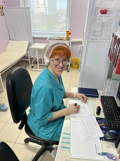 Аськова Александра Сергеевна. Работает медицинской сестрой прививочного кабинета, стаж работы — 14 лет. Доброжелательная и очень ответственная, любит детей и свою работу.