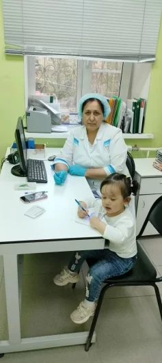 Аюбова Мубаро Бобоевна. Работает медицинской сестрой процедурного кабинета с 1989 года. С 2010 года трудится в КГБУЗ «Детская городская поликлиника № 1».