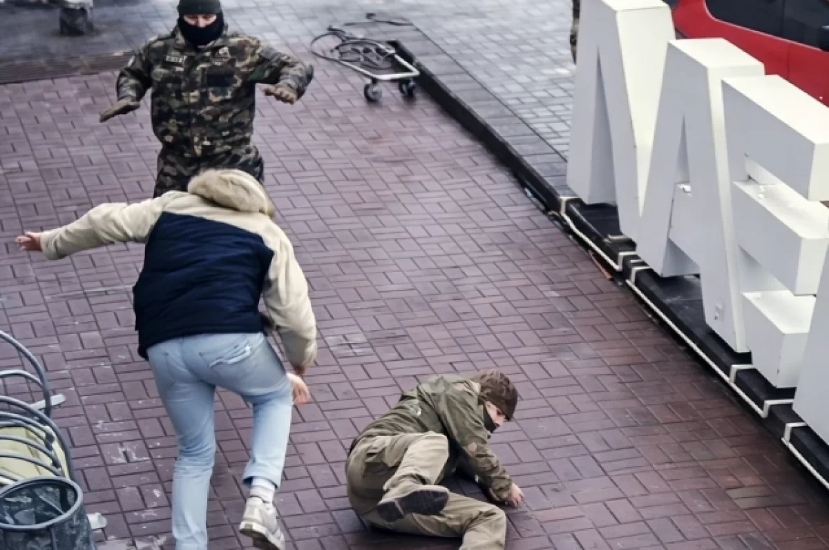 На Украине мужчина залез на крышу магазина, пытаясь скрыться от военкомов