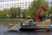В команде каждого судна — три человека: капитан, матрос и моторист. При необходимости любой может встать за штурвал. На борту живут по морским правилам: здесь своя терминология — рубка, трап, гальюн, камбуз, корма. Перед любым маневром экипаж обязательно предупреждает соседние суда по рации, соблюдая правила судоходства.