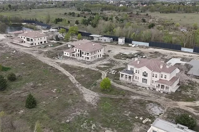 Кооператив «Династия» в поселке Козин под Киевом. 