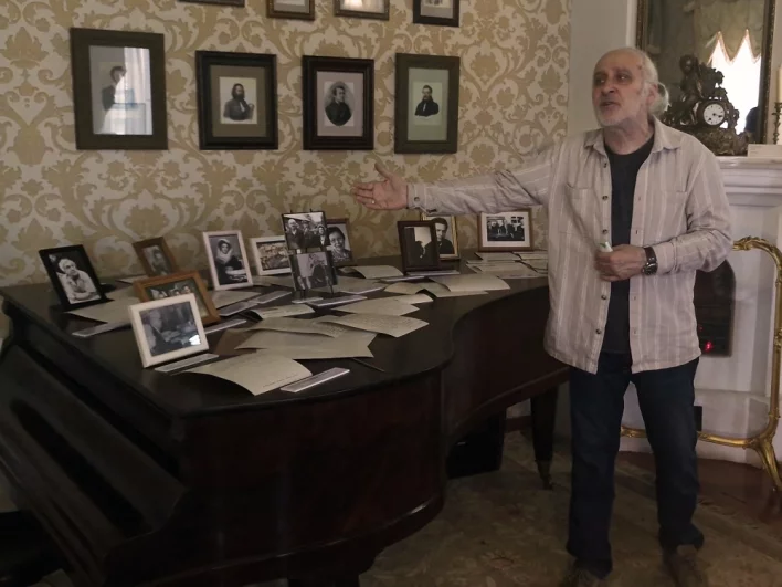 Множество фотографий, представленных на выставке, давно обзавелись своей историей.