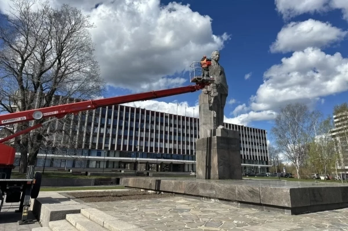 В Петрозаводске приводят в порядок памятники