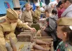 Гости с интересом разглядывали экспонаты.