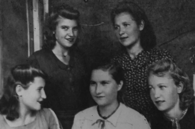 Любовь Прокофьеву (сверху слева) быстро узнали в Сталинграде благодаря ее музыкальному таланту.  