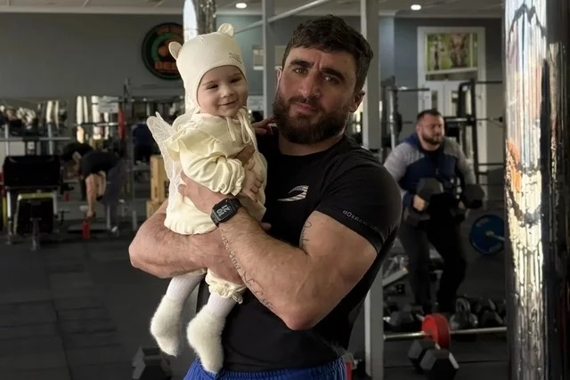 Дочки ходят с папой на тренировки три раза в неделю.