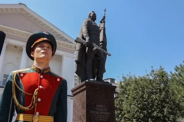 Пятиметровый памятник из бронзы установлен в сквере 353-й Стрелковой дивизии.