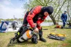 Связь с работающим водолазом держат по рации и с помощью кабель-сигнала. Например, один его рывок с берега означает, что команда хочет узнать, хорошо ли чувствует себя водолаз.
