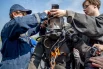 Водолазы признаются: работа эта не из легких, один только баллон весит примерно 20 кг.