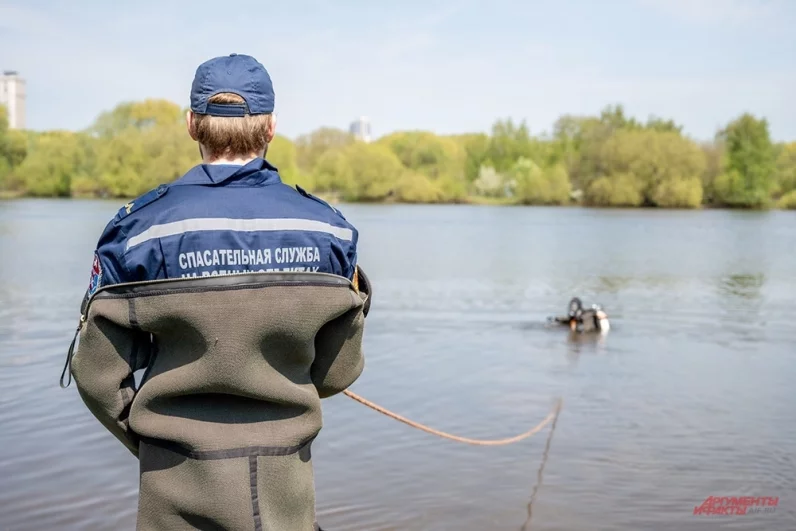 Если водолаз находит на дне посторонние предметы, он вытаскивает их на поверхность. Говорят, самым крупным, что доставали из Москвы-реки были велосипед и камера от грузового автомобиля.