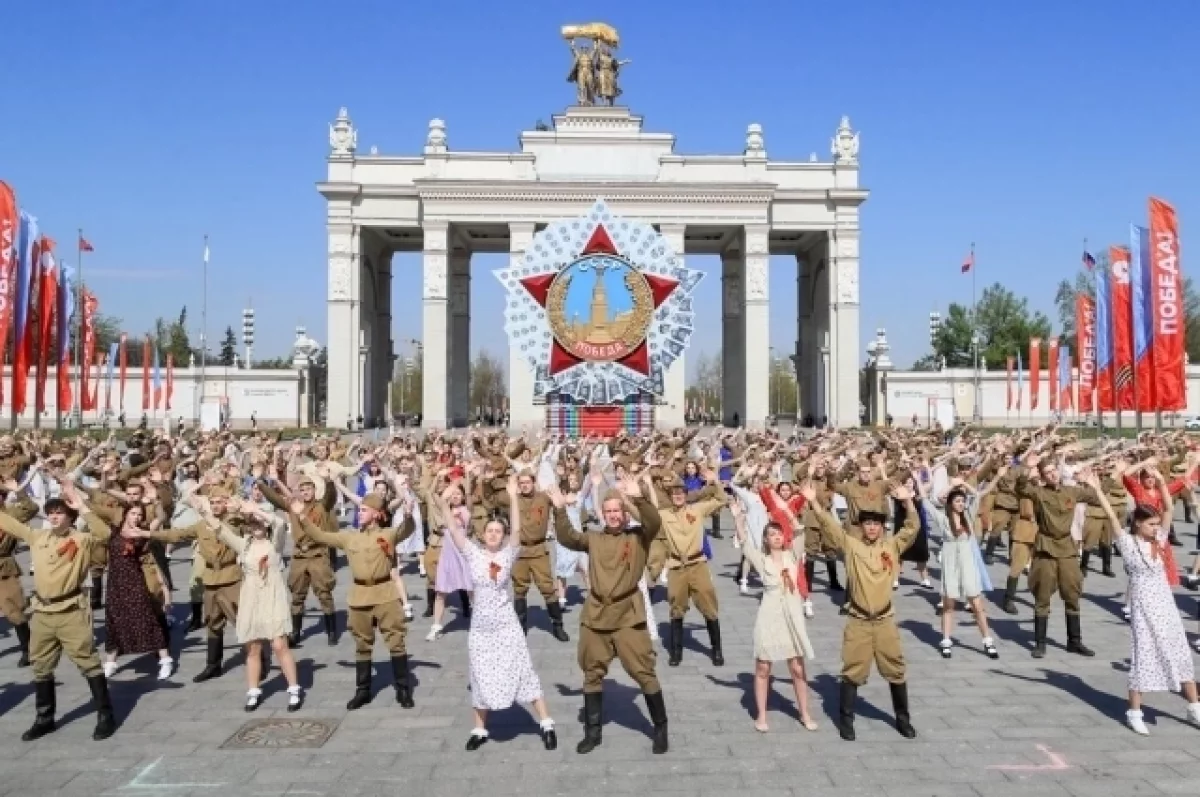Более 200 пар станцевали «Вальс Победы» на ВДНХ