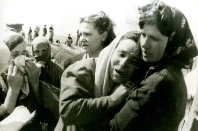  Урочище Дубки под Симферополем, апрель 1944 г. Люди опознают убитых узников лагеря.