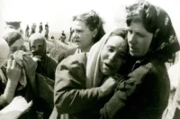  Урочище Дубки под Симферополем, апрель 1944 г. Люди опознают убитых узников лагеря.