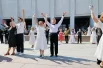 Ежегодная традиция проводить такие флешмобы не прерывалась даже во время пандемии: в 2020 году «Вальс Победы» проходил онлайн.