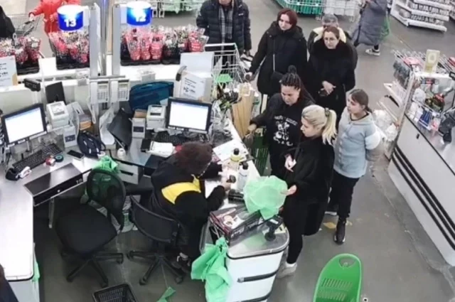 Скриншот видео, на котором Екатерина Тархова покупает пилу для расчленения тел деда и бабушки.