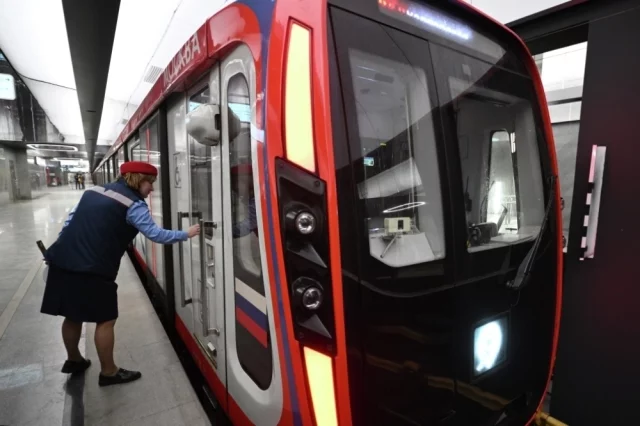 Сотрудница метро на станции Большой кольцевой линии московского метрополитена.