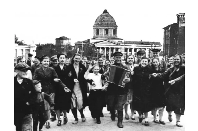 9 мая 1945 года с песнями, танцами и гармошкой.