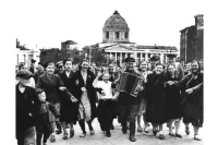 9 мая 1945 года с песнями, танцами и гармошкой.