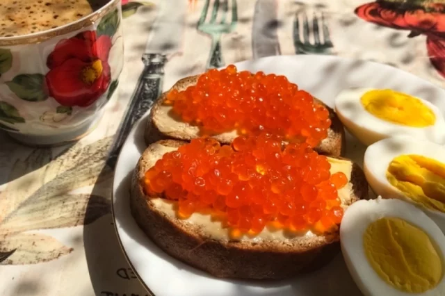 Бутерброды наши бабушки делали на ржаном или на сером (ржано-пшеничном хлебе). И это самый правильный вариант для полезного бутерброда.