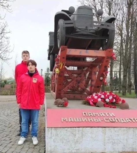 Ребята посетили памятные места Санкт-Петербурга, возложили цветы на мемориалах и приняли участие в поисковых работах.