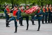 Венок из еловых ветвей к Вечному огню вынесли солдаты Преображенского полка.