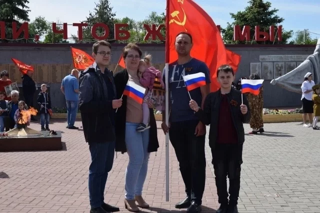 Одна из главных традиций, которая не нарушается никогда, это поход к обелиску 9 мая.