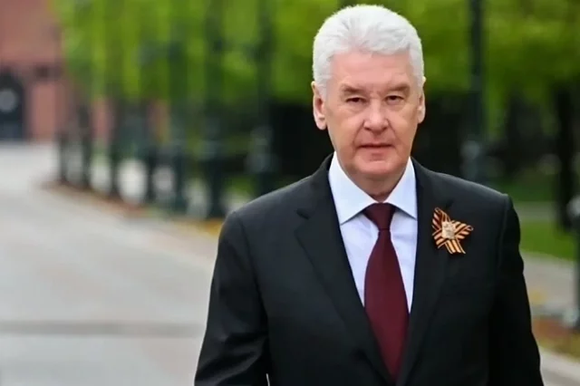Сергей Собянин вручил памятные нагрудные знаки «85 лет битвы за Москву» трем ветеранам обороны столицы.