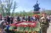 После торжества многие пошли к Вечному огню.