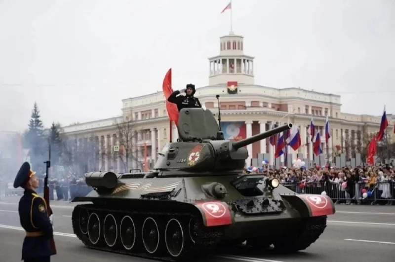 Кузбасс одним из первых встретил 9 Мая, а Кемерово стал одним из немногих городов, где проехала техника, а именно знаменитый танк. 