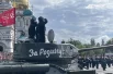 Была военная техника и в Омске, где тысячи горожан собрались на Соборной площади. 