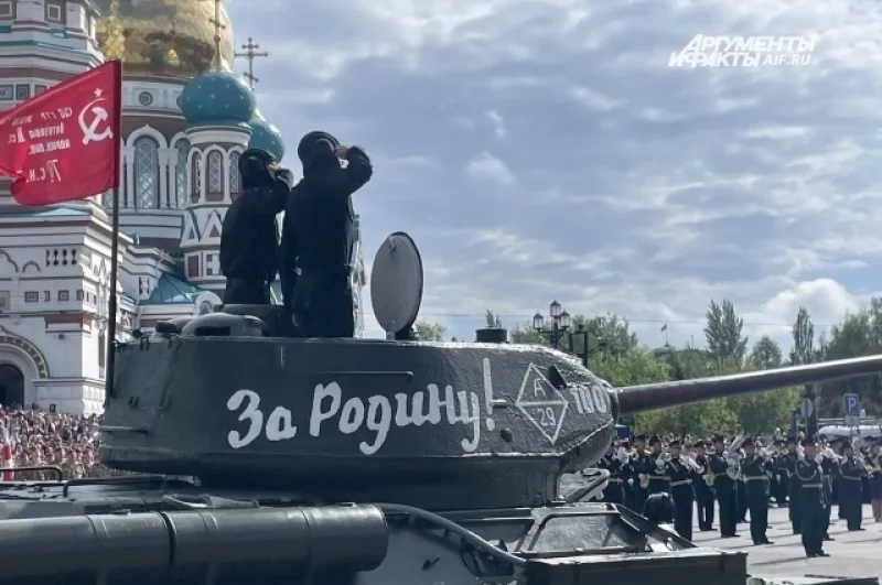 Была военная техника и в Омске, где тысячи горожан собрались на Соборной площади. 