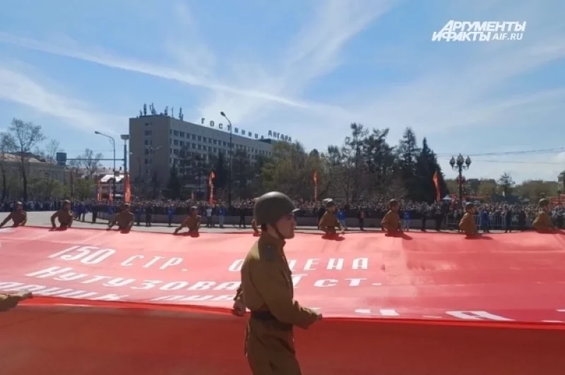 В Иркутске во время празднования растянули огромное знамя Победы. 
