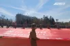 В Иркутске во время празднования растянули огромное знамя Победы. 