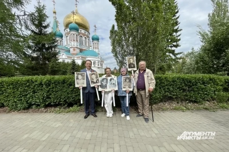 Омичи с гордостью демонстрировали портреты своих дедов и прадедов, подаривших мирное небо над головой. 