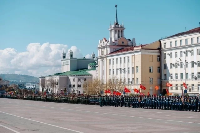 На площади выстроились стройные ряды парадных расчетов в безупречной форме