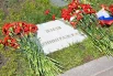 Цветы возлагают и к плитам, под которыми хранится земля из городов, которые в годы Великой Отечественной войны защищали сибиряки.