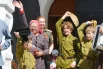 Военные песни исполнили под аккомпанемент народных инструментов.