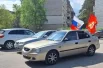 Праздник в городе начали отмечать ещё до начала торжественных мероприятий. По городу ездило несколько автомобилей с флагами.