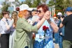 В праздничный танец включались многие.