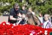К Вечному огню возлагают цветы все: от мала до велика.