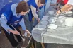 В Центральном парке города зареченцев угощали чаем и гречневой кашей с тушенкой. Чтобы она была сочнее, в нее добавляли лук и морковь. Организаторы готовили блюдо с 6 утра.