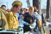 9 мая встретили во всех районах города - например, на празднике в Каштаковской роще развернули полевую кухню.