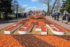 К празднику подготовили и городские клумбы.