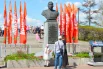 Цветы возлагают и у памятника Афанасию Белобородову - легендарному военачальнику из Иркутской области.